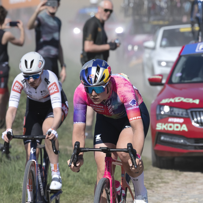 Paris Roubaix Femmes 2025 - Zoe Bäckstedt rides the cobbles through the dust with a convoy of cars following her