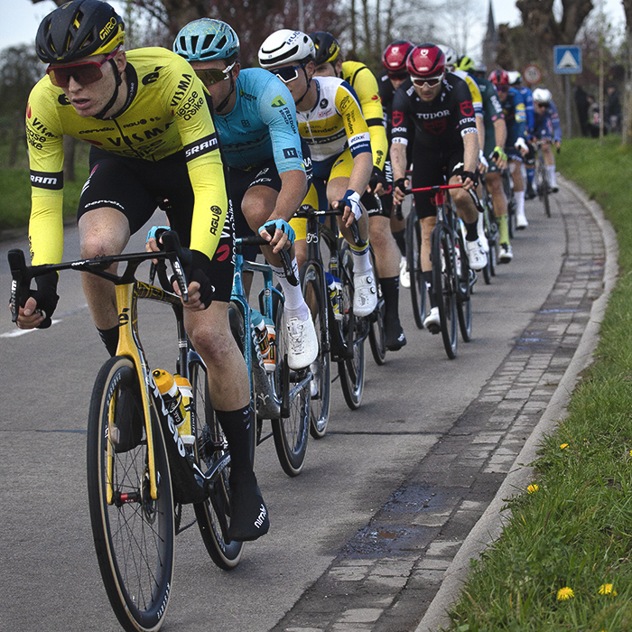 Ronde van Vlaanderen 2024 - Matteo Jorgenson leads a group of riders in Haaltert