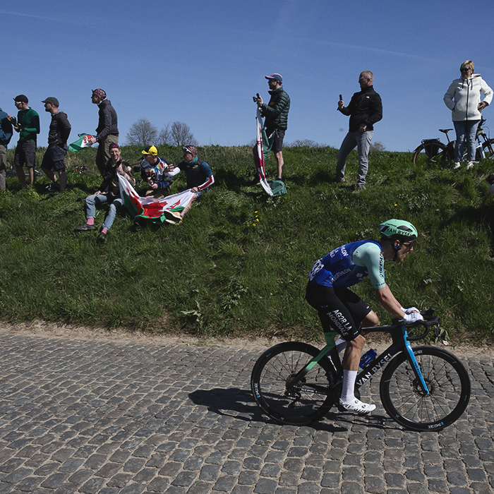 Ronde van Vlaanderen 2025 - Sander De Pestel watched by fans on the high banks that line the road