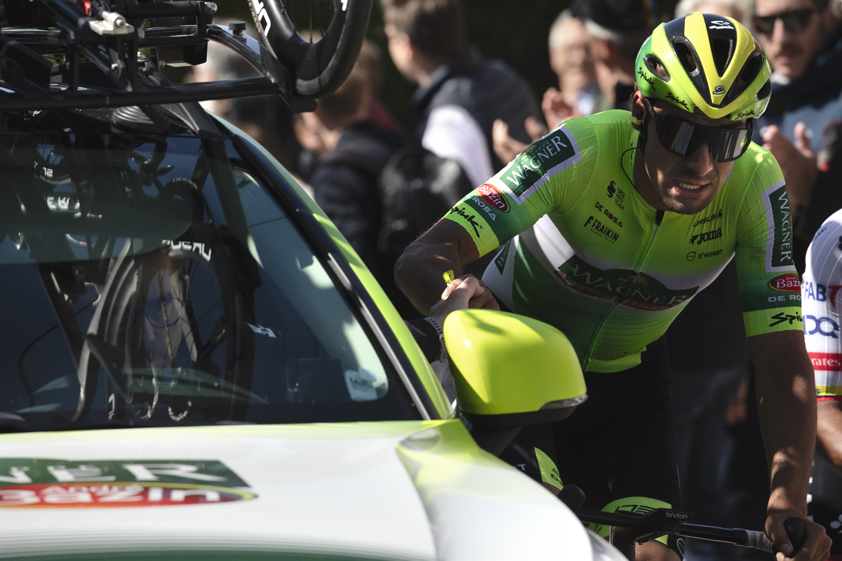Ronde van Vlaanderen 2025 - Ceriel Desal is handed a very sticky gel by his team car on the climb
