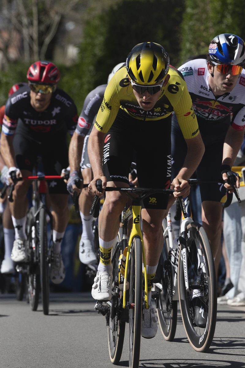 Ronde van Vlaanderen 2025 - Tiesj Benoot leads a group of riders up the climb