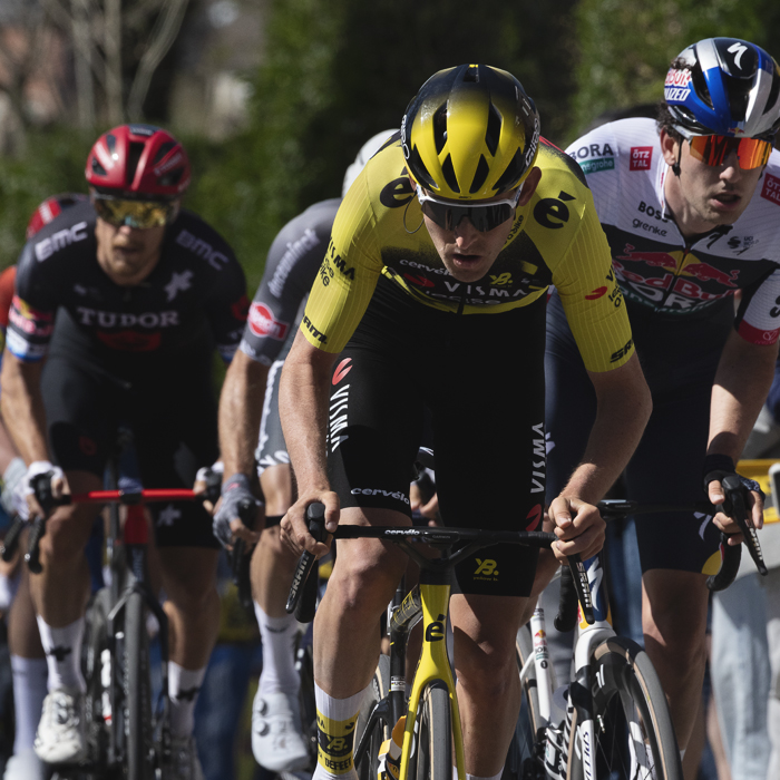 Ronde van Vlaanderen 2025 - Tiesj Benoot leads a group of riders up the climb