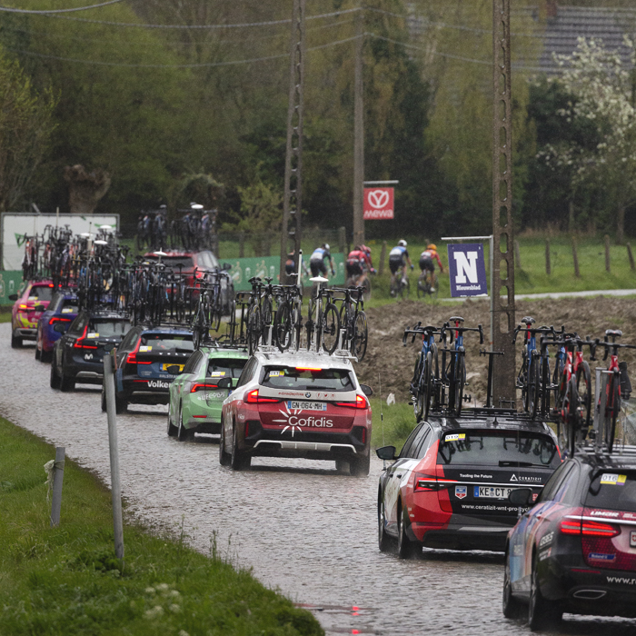 Ronde van Vlaanderen Vrouwen 2024 - A long line of race traffic makes its way onto Mariaborrestraat following the race