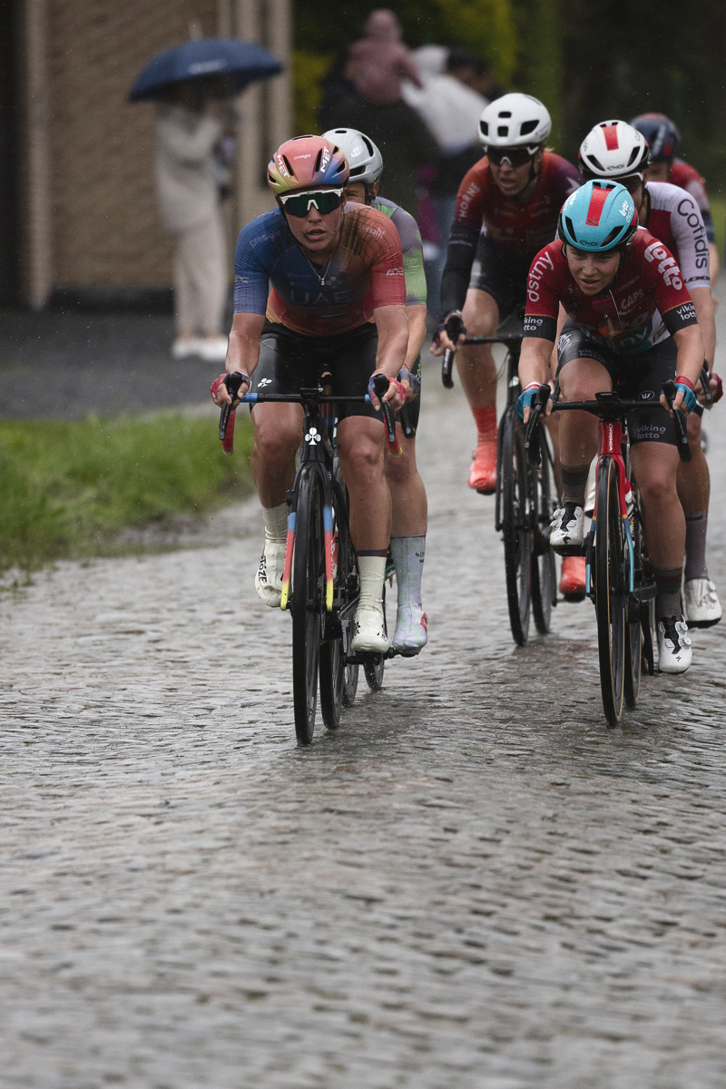 Ronde van Vlaanderen Vrouwen 2024 - Riders push on through the cold and wet on Mariaborrestraat