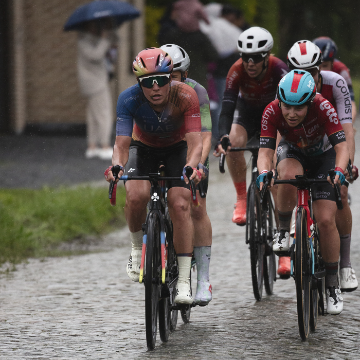 Ronde van Vlaanderen Vrouwen 2024 - Riders push on through the cold and wet on Mariaborrestraat