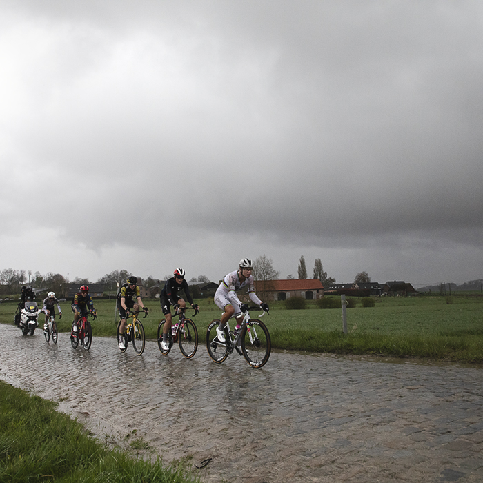 Ronde van Vlaanderen Vrouwen 2024 - A group of elite riders under leaden skies on Mariaborrestraat