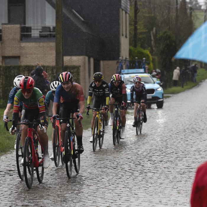 Ronde van Vlaanderen Vrouwen 2024 - A group of riders on the wet cobbles of Mariaborrestraat