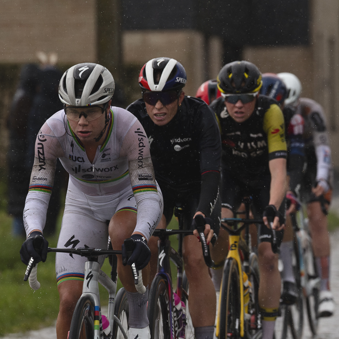 Ronde van Vlaanderen Vrouwen 2024 - A group of riders led by Lotte Kopecky on Mariaborrestraat