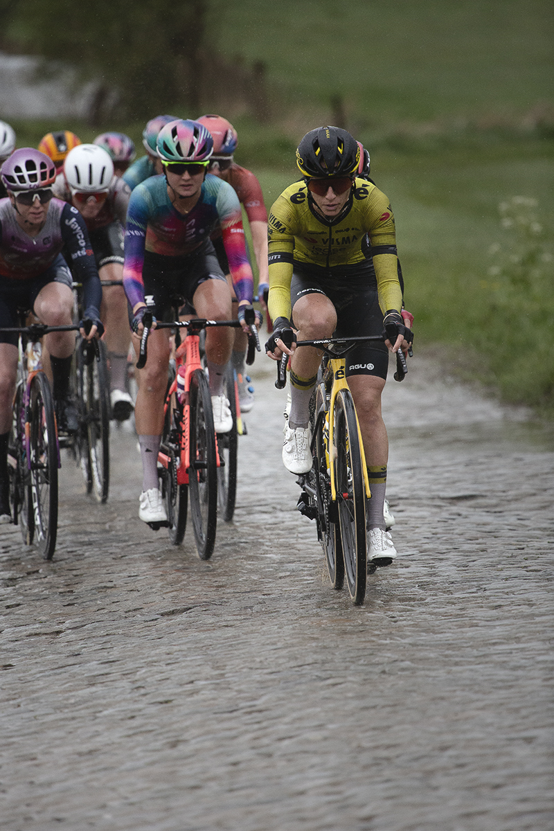Ronde van Vlaanderen Vrouwen 2024 - A group of riders tackle the cobbles of Mariaborrestraat