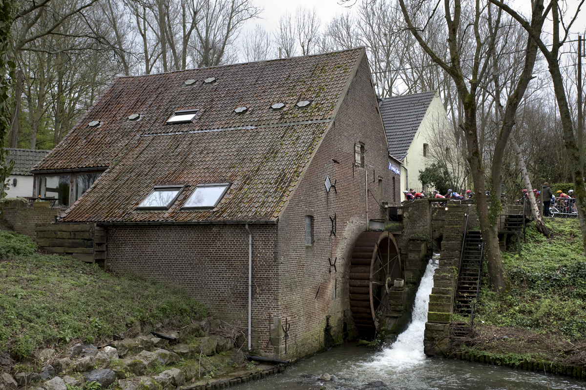 Ronde van Vlaanderen Vrouwen 2024 - Riders seen across the mill pond as they prepare to climb Molenberg