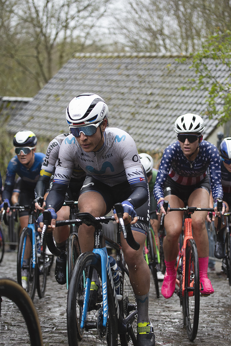 Ronde van Vlaanderen Vrouwen 2024 - Arlenis Sierra in a group of riders on the climb