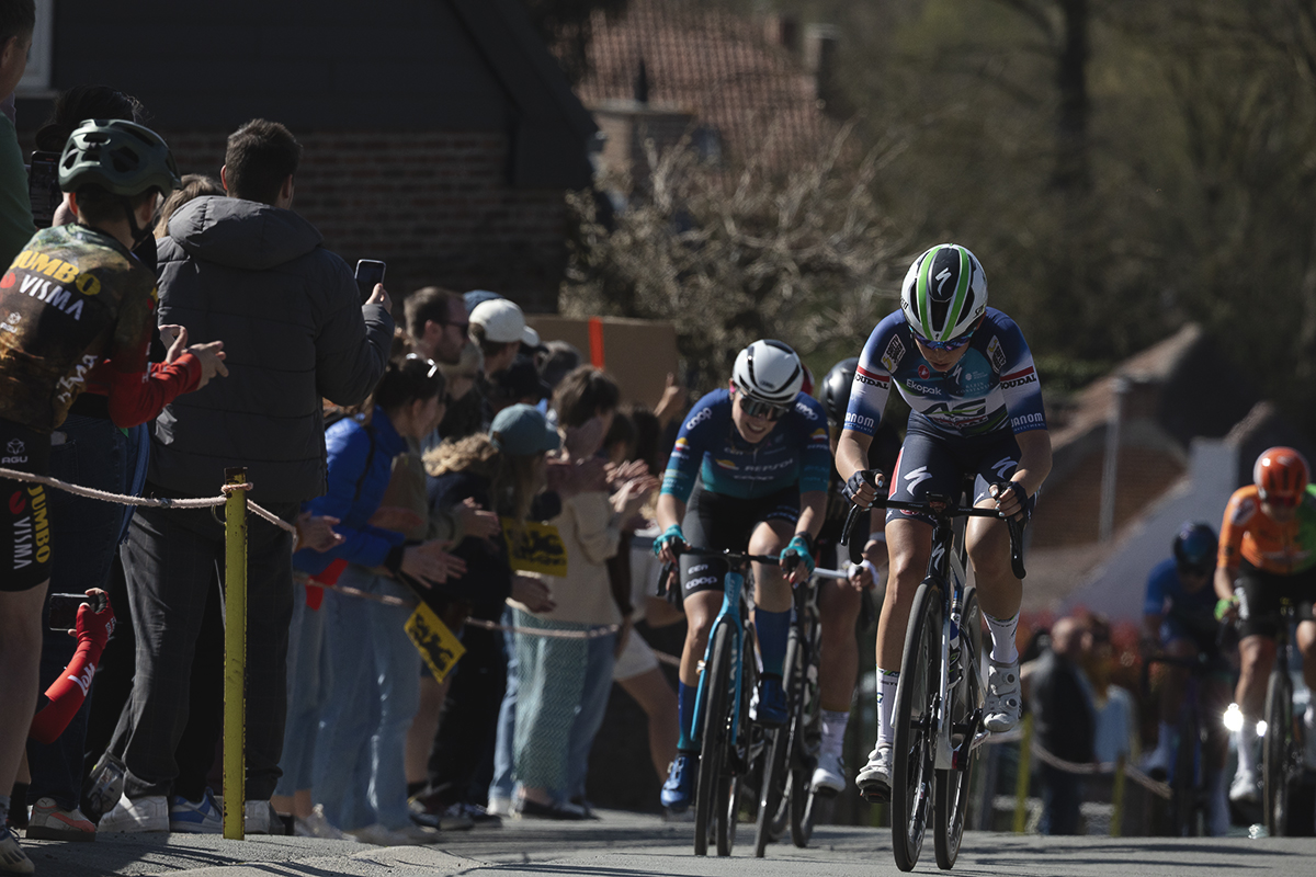 Ronde van Vlaanderen Vrouwen 2025 - Riders are encouraged by the crowds on Berendries