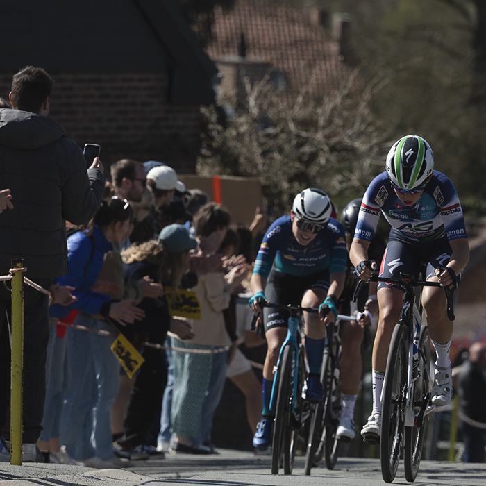 Ronde van Vlaanderen Vrouwen 2025 - Riders are encouraged by the crowds on Berendries