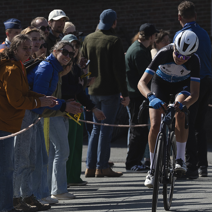 Ronde van Vlaanderen Vrouwen 2025 - Anneke Dijkstra is watched by a group of female supporters on Berendries