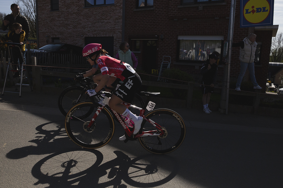Ronde van Vlaanderen Vrouwen 2025 - Noemi Rüegg rides into the sunlight on Berendries