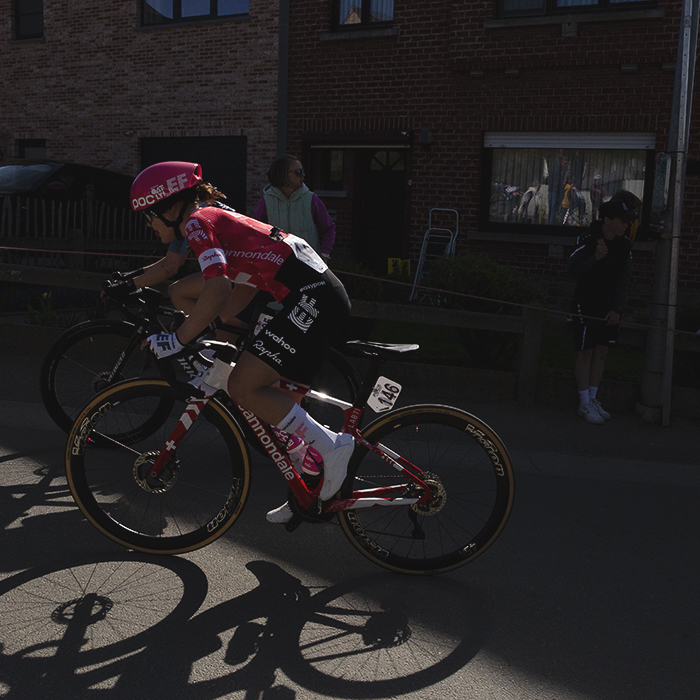 Ronde van Vlaanderen Vrouwen 2025 - Noemi Rüegg rides into the sunlight on Berendries