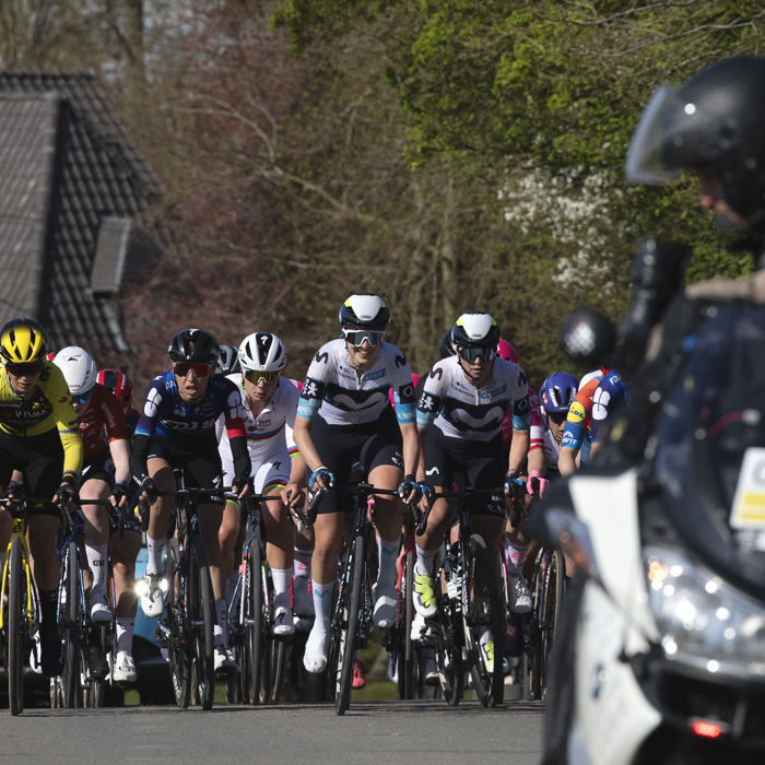 Ronde van Vlaanderen Vrouwen 2025 - The peloton is filmed by the TV moto in Maarkedal