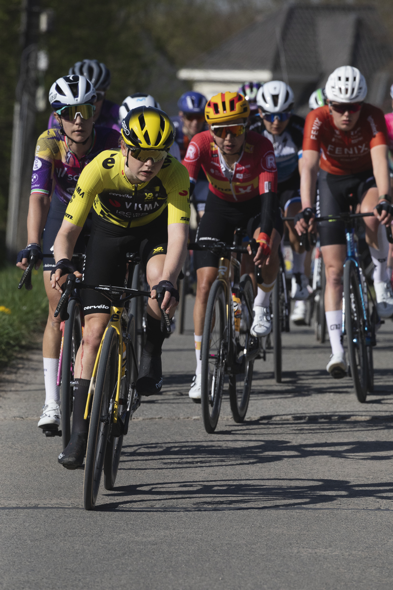 Ronde van Vlaanderen Vrouwen 2025 - A group of riders approach in Maarkedal