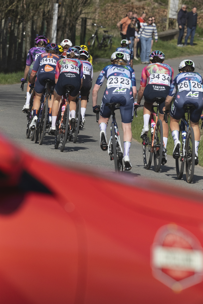 Ronde van Vlaanderen Vrouwen 2025 - Riders move away up the road in Maarkedal