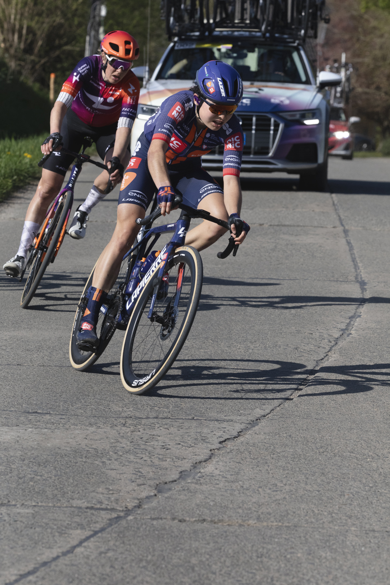 Ronde van Vlaanderen Vrouwen 2025 - Romy Kasper & Mara Roldan bank into a corner in Maarkedal
