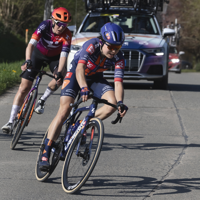 Ronde van Vlaanderen Vrouwen 2025 - Romy Kasper & Mara Roldan bank into a corner in Maarkedal