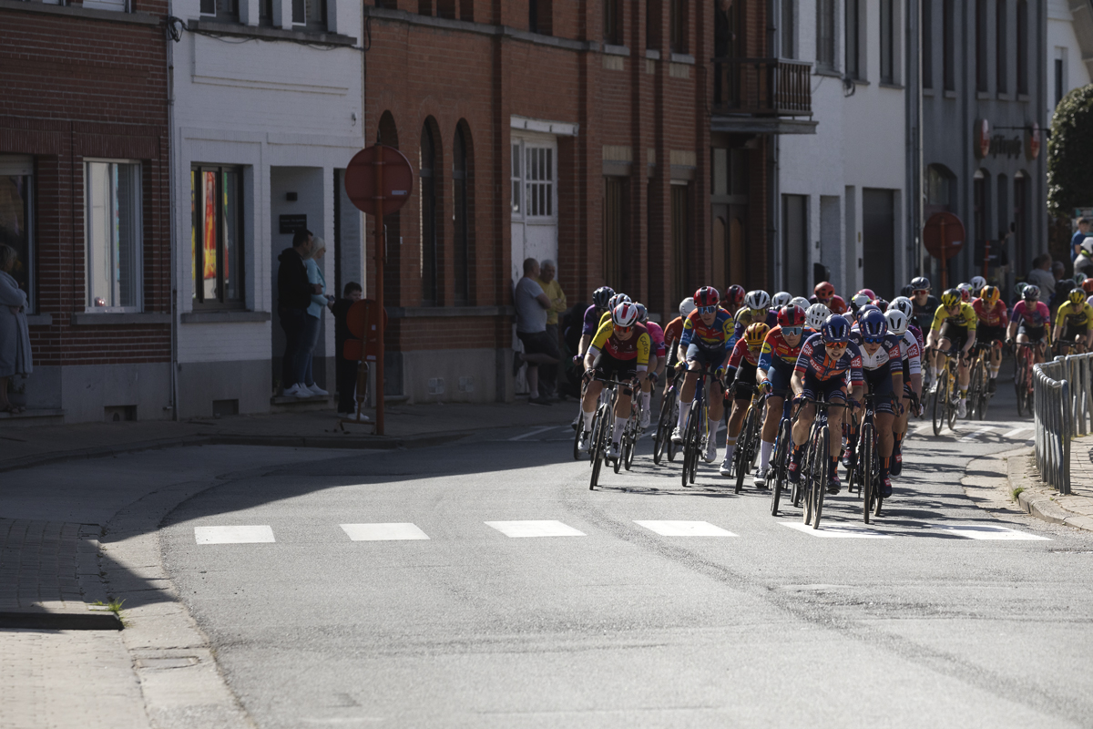 Ronde van Vlaanderen Vrouwen 2025 - The peloton approaches in Michelbeke