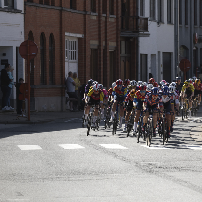 Ronde van Vlaanderen Vrouwen 2025 - The peloton approaches in Michelbeke