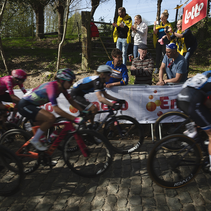 Ronde van Vlaanderen Vrouwen 2025 - Fans offer varying levels of support to the passing peloton