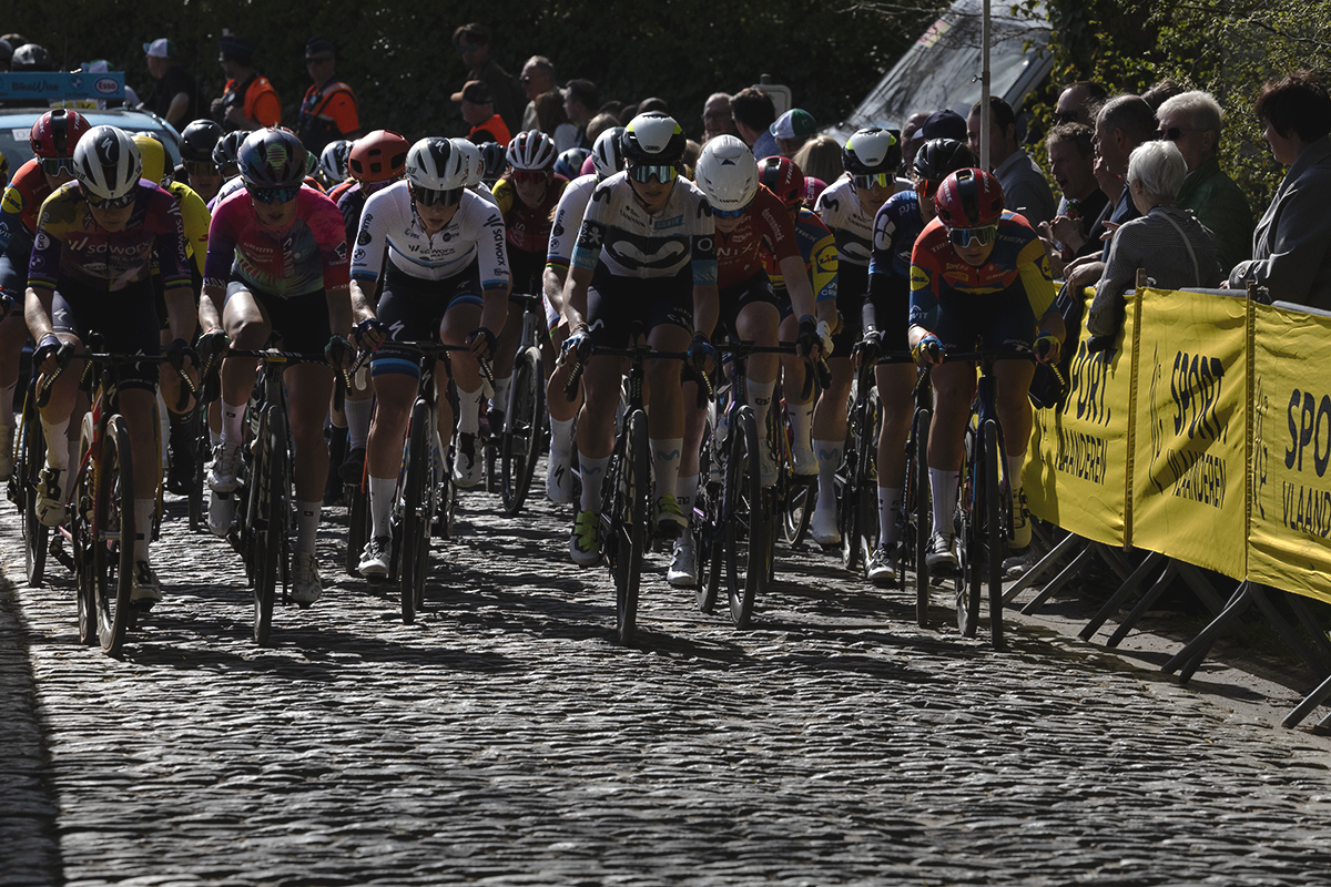 Ronde van Vlaanderen Vrouwen 2025 - The peloton approaches on the cobbled climb of Taaienberg