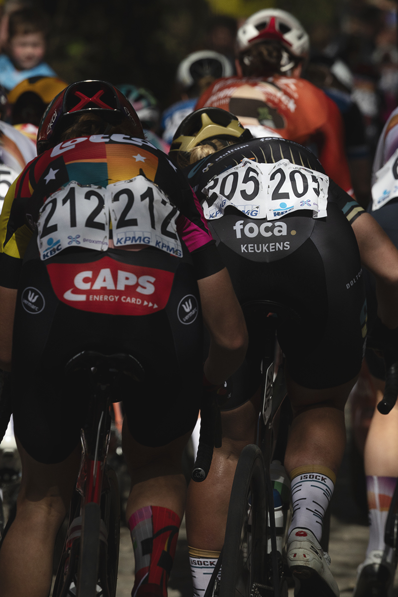 Ronde van Vlaanderen Vrouwen 2025 - The backs of riders on the climb