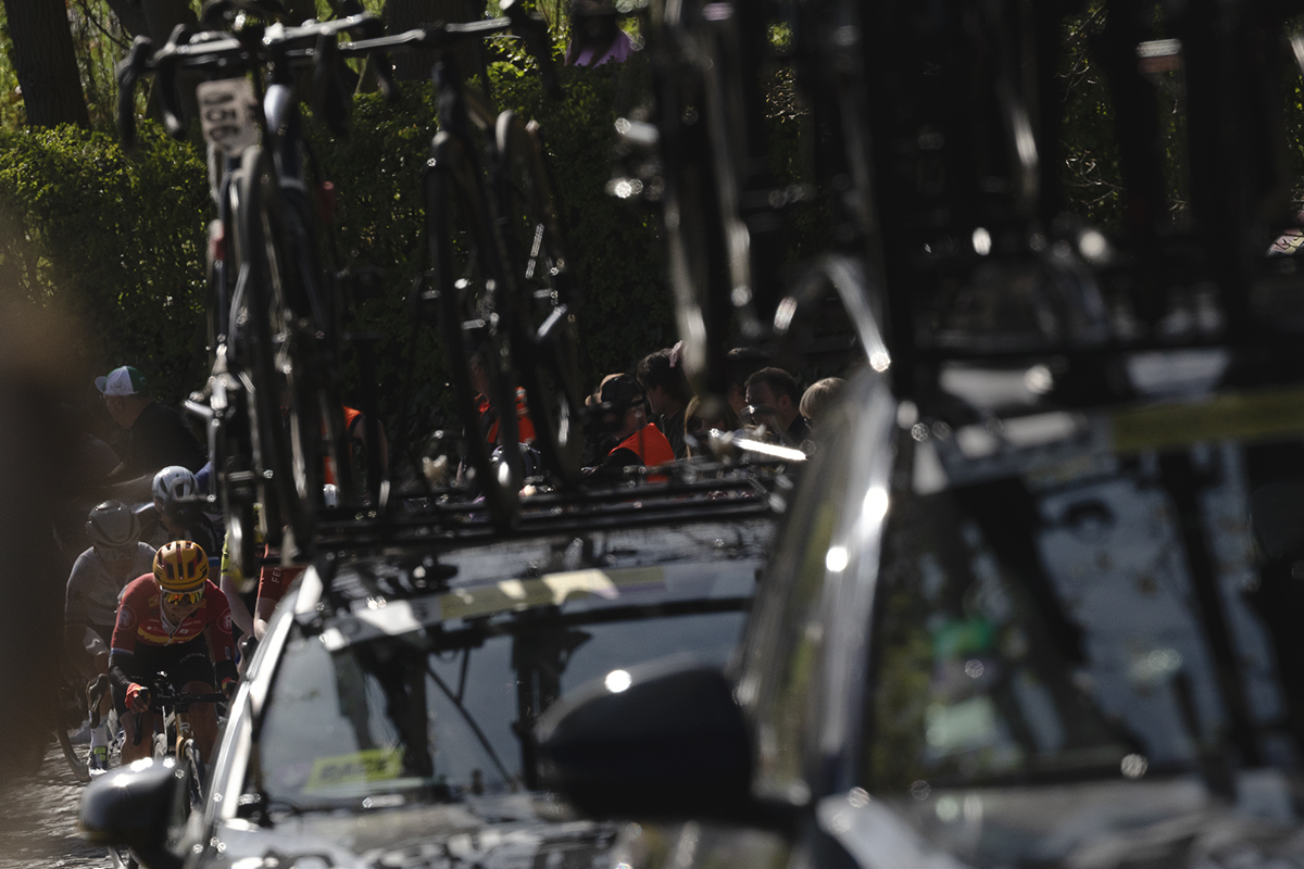 Ronde van Vlaanderen Vrouwen 2025 - Riders towards the back climb with the team cars on Taaienberg