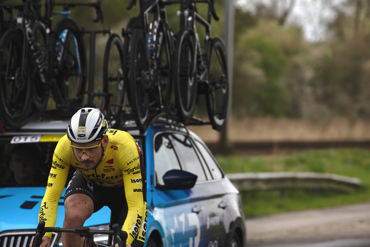 Scheldeprijs 2024 - Rilland - Jonas Goeman - Tarteletto - Isorex near a team car during the race