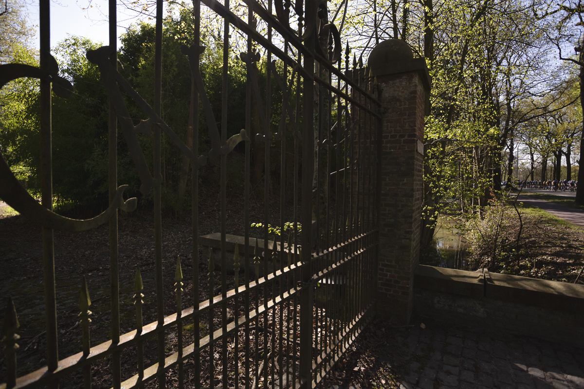 Scheldeprijs 2025 - The race can be seen in the distance with the gates of Kasteel Calixberg in the foreground