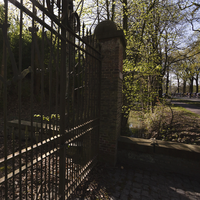 Scheldeprijs 2025 - The race can be seen in the distance with the gates of Kasteel Calixberg in the foreground