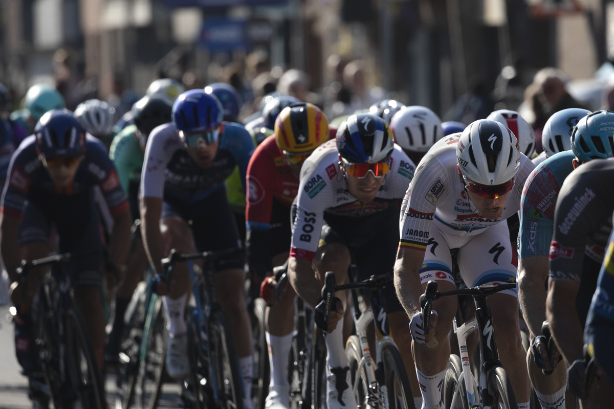 Scheldeprijs 2025 - Tim Merlier in the European Champion’s jersey tucks in behind a lead out train in Schoten