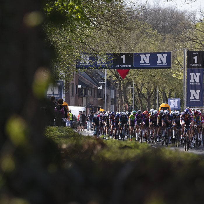 Scheldeprijs Vrouwen 2025 - Riders pass under the Flamme Rouge on the way to the finish