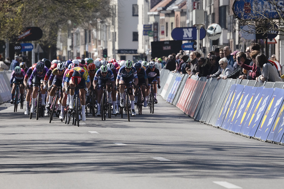 Scheldeprijs Vrouwen 2025 - Head down, a rider pushes forward to gain advantage on the finish straight