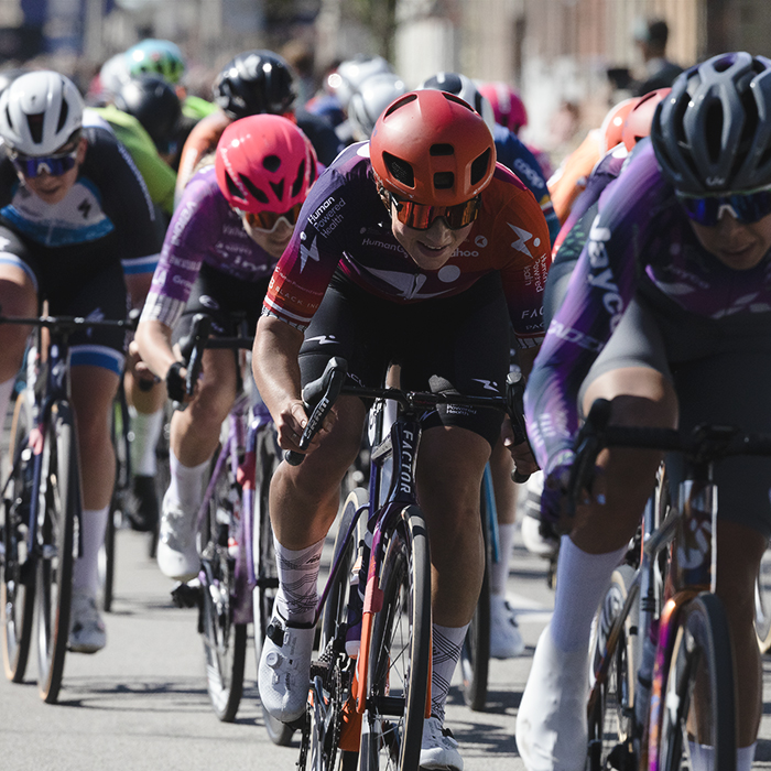 Scheldeprijs Vrouwen 2025 - Kathrin Schweinberger sprints in the bunch