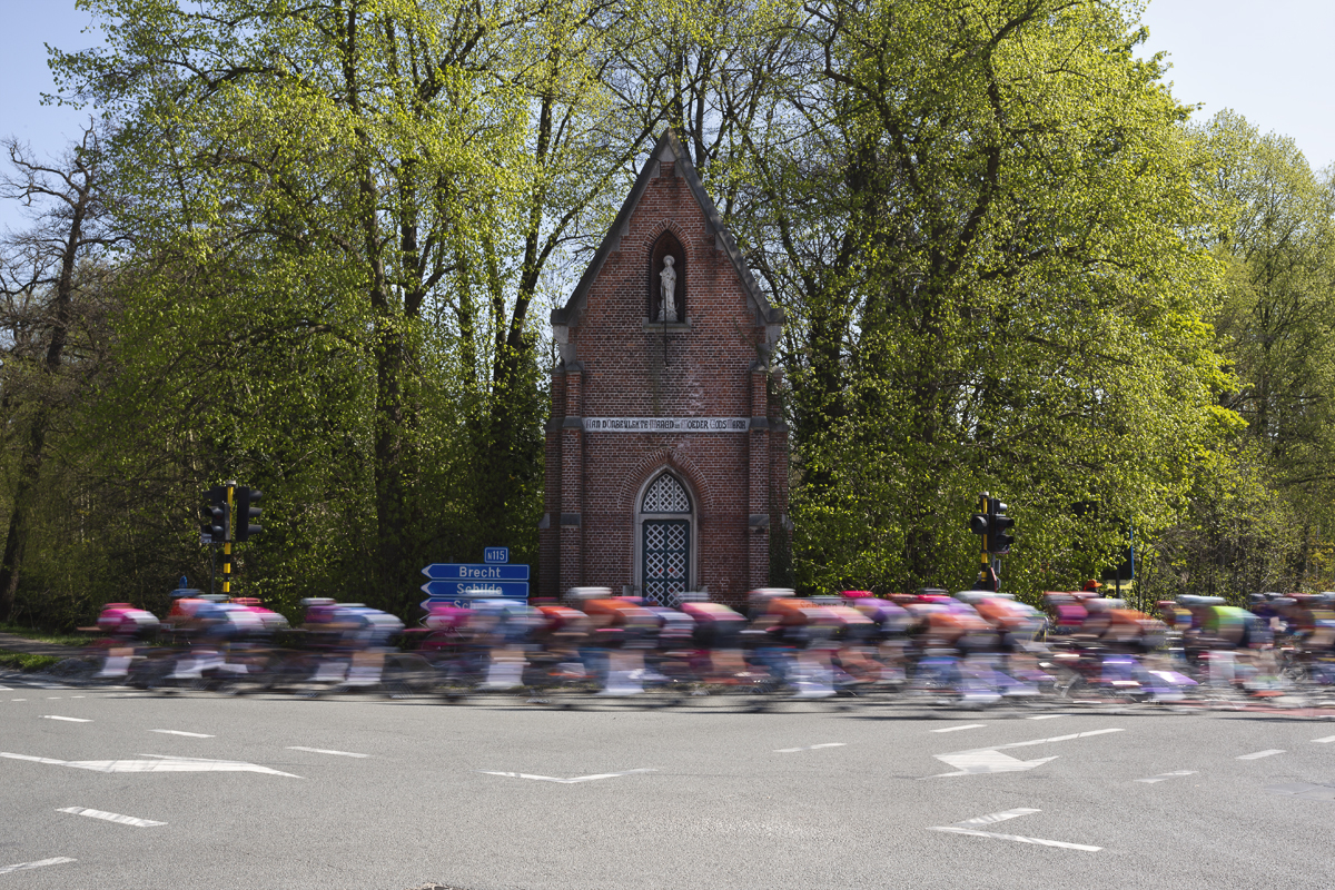 Scheldeprijs Vrouwen 2025 - The peloton speeds past a chapel