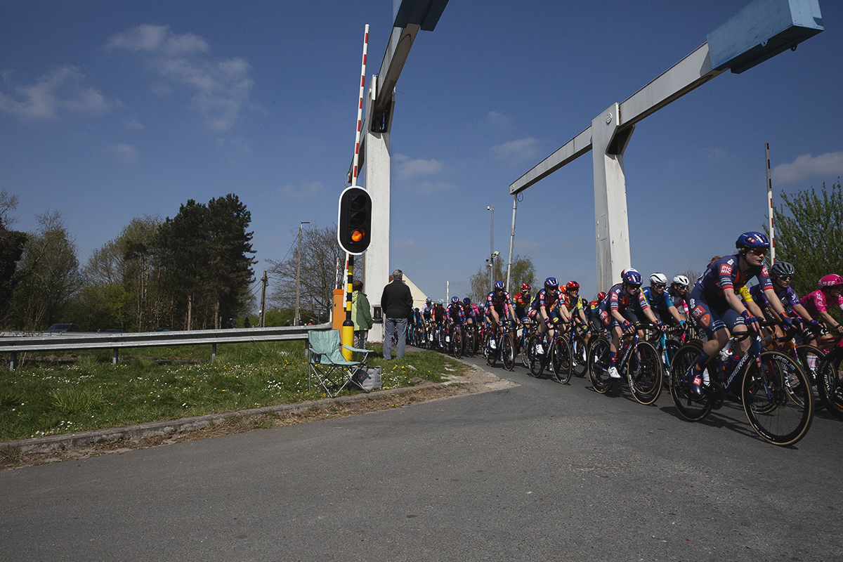Scheldeprijs Vrouwen 2025 - The race crosses a bridge over the canal in Sterenhoven
