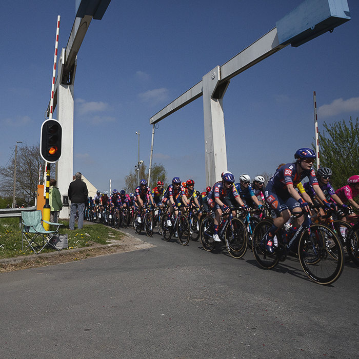 Scheldeprijs Vrouwen 2025 - The race crosses a bridge over the canal in Sterenhoven