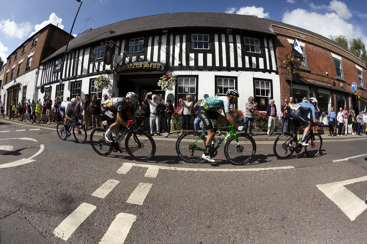 Tour of Britain 2022 - The peloton passes the Saracen’s Head pub in Southwell