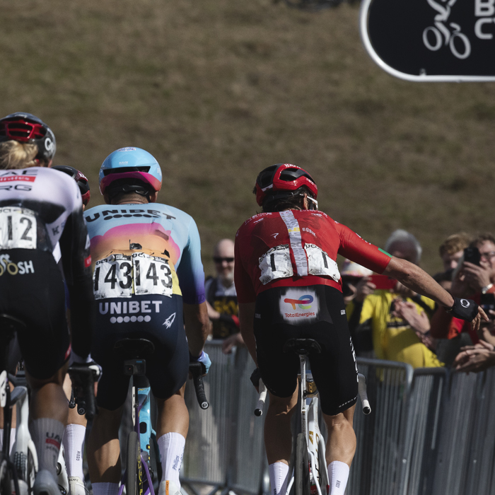 Tour of Britain 2025 - Geraint Thomas holds out his hand to the crowd