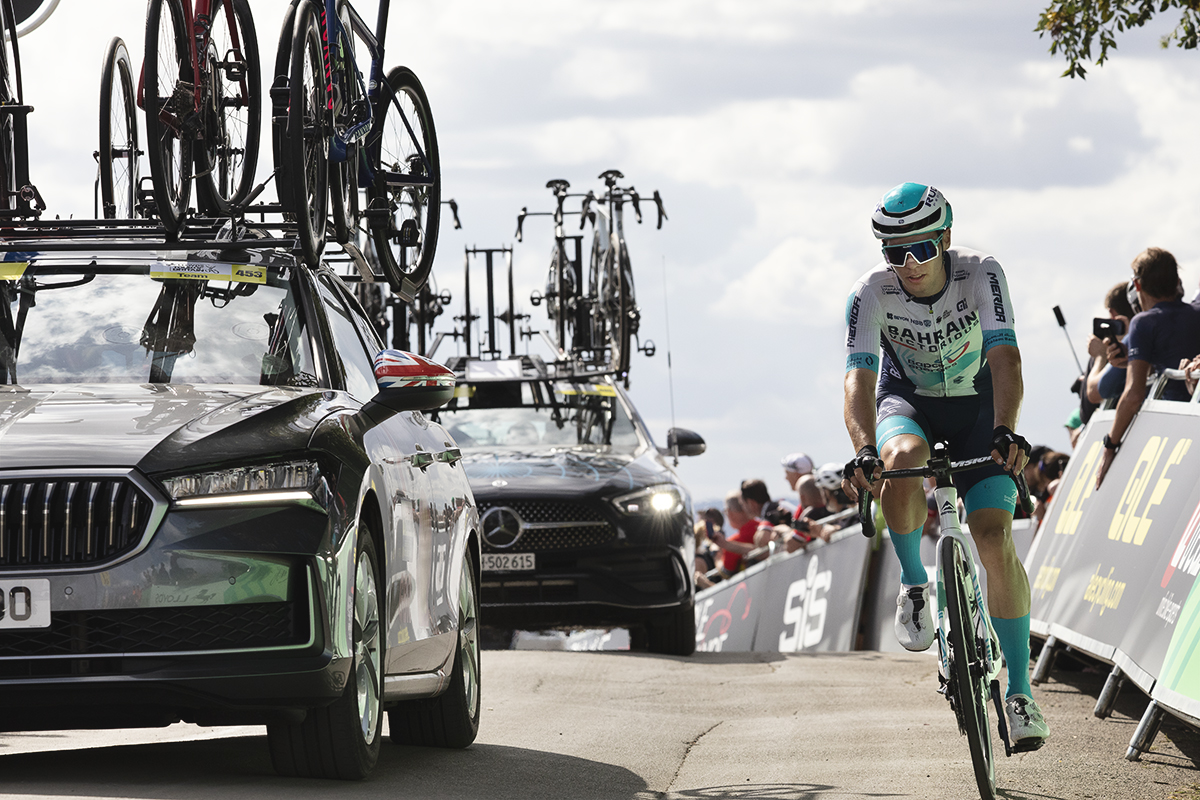 Tour of Britain 2025 - Žak Eržen in the convoy of cars as he climbs the hill