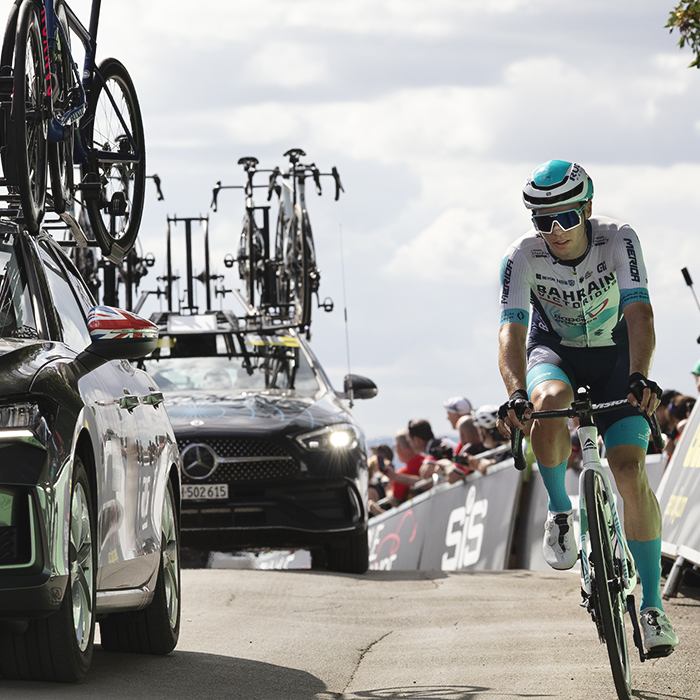 Tour of Britain 2025 - Žak Eržen in the convoy of cars as he climbs the hill