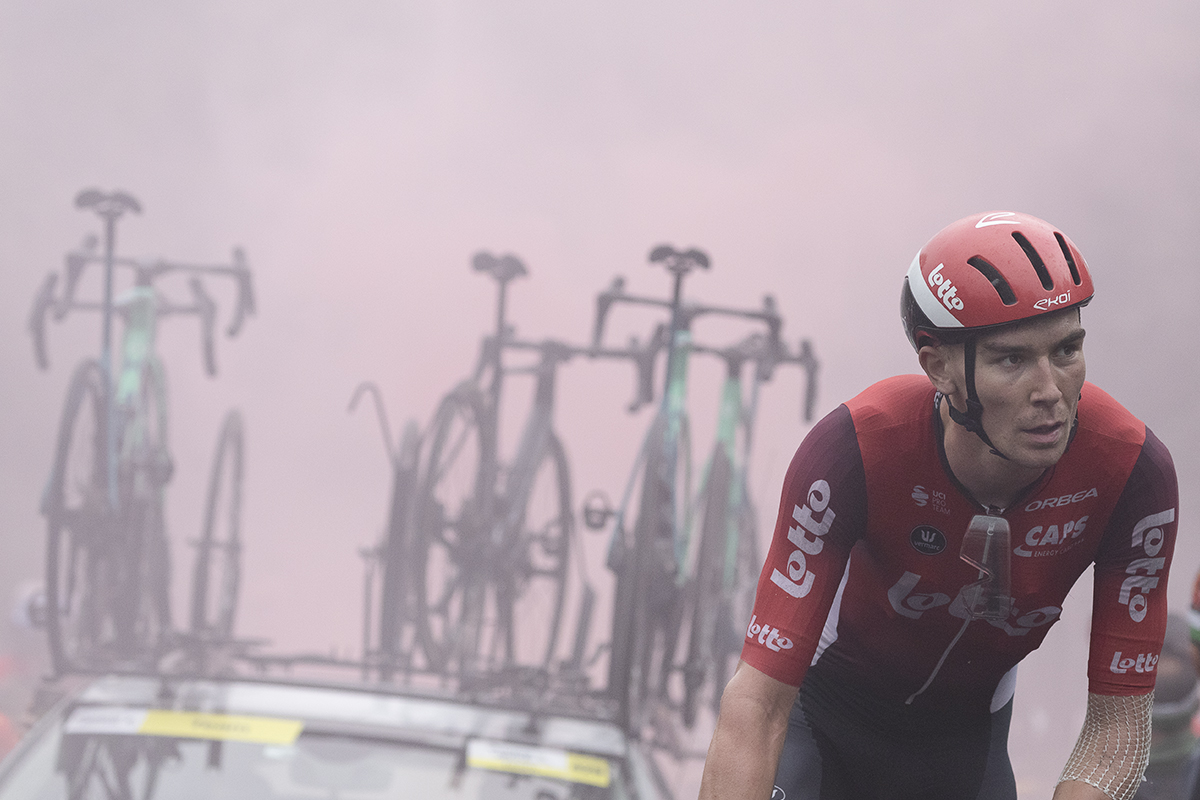 Tour of Britain 2025 - Toon Aerts rides through the smoke on Caerphilly Mountain