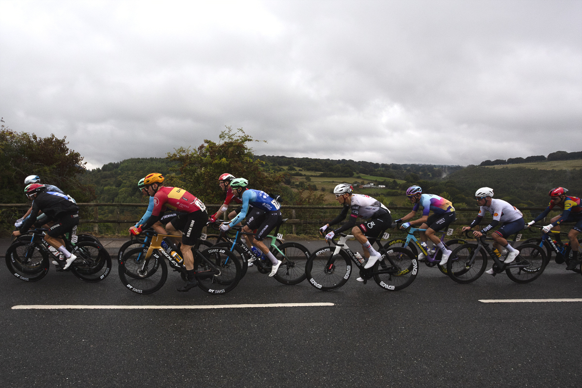 Tour of Britain 2025 - The peloton passes through countryside near Markham