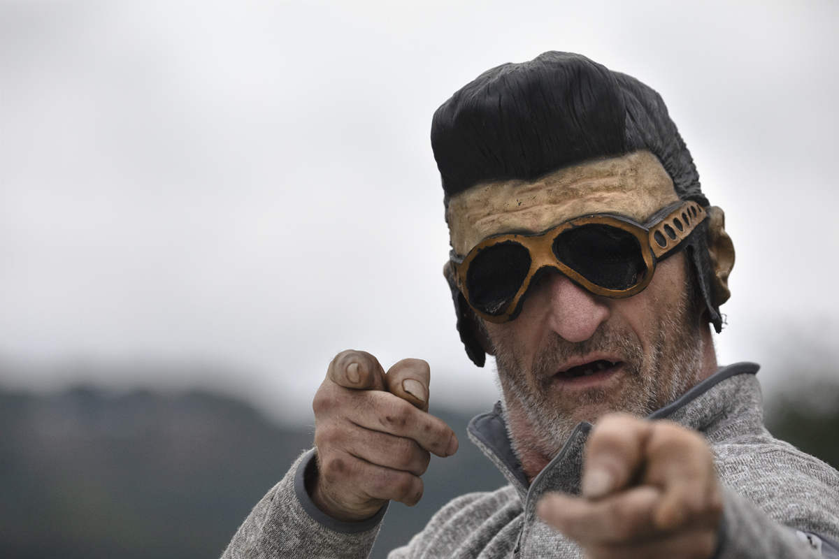 Tour of Britain 2025 - A fan dressed as Elvis strikes a pose