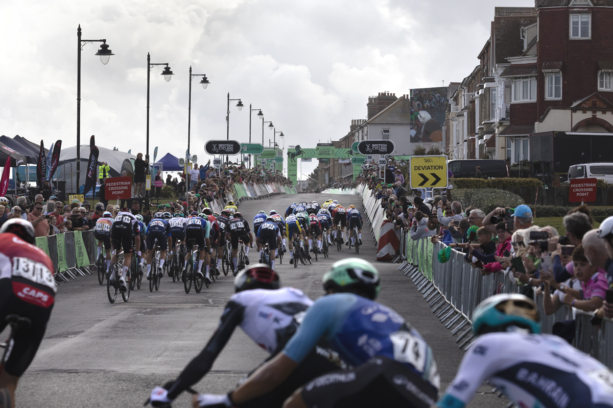 Tour of Britain 2025 - The peloton rounds the corner onto the finish straight on Southwold seafront