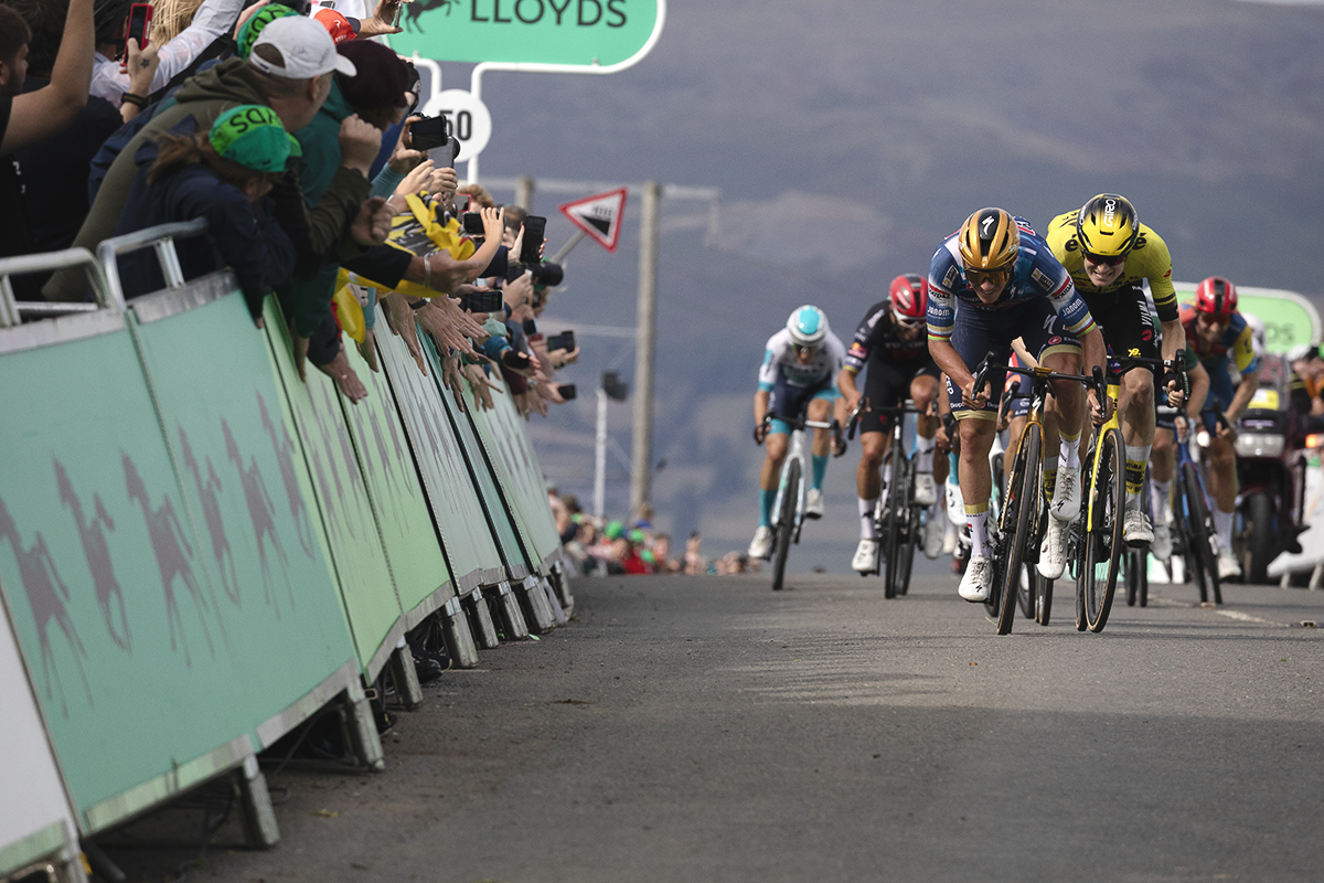Tour of Britain 2025 - Remco Evenepoel and Thomas Gloag sprint for the line